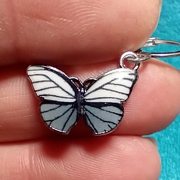 Silvertone grey white pierced wire dangle earrings - Picture 1 of 3